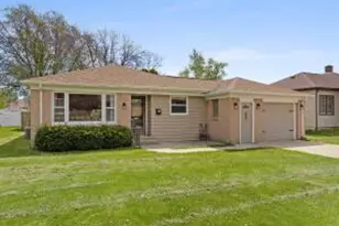 611 S 32nd St, Manitowoc, WI 54220 - Photo 1