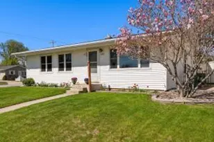 1422 S 35th St, Manitowoc, WI 54220 - Photo 1