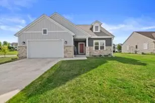 1018 Cascade Cir, Hartford, WI 53027 - Photo 1