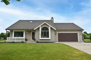 118 McKenzie Rd, Mukwonago, WI 53149 - Photo 1