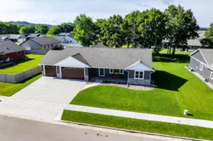1822 Brooklyn Pl, Holmen, WI 54636 - Photo 1