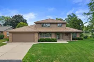 3 Shorewood Ct, Racine, WI 53402 - Photo 1