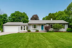 834 E Glencoe Pl, Bayside, WI 53217 - Photo 1