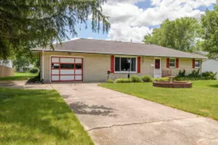 321 Macarthur Dr, Mukwonago, WI 53149 - Photo 1