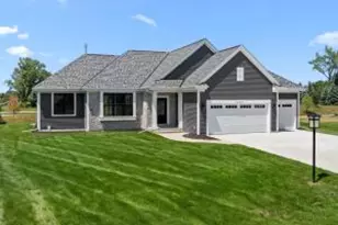 W251N2437 Valleyview Cir, Pewaukee, WI 53072 - Photo 1