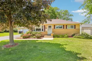 927 Robins Ln, Mukwonago, WI 53149 - Photo 1