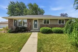 545 E Estates Pl, Oak Creek, WI 53154 - Photo 1