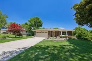 7557 Chapel Hill Ct, Franklin, WI 53132 - Photo 1