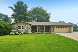 677 Tulip Ct, Oconomowoc, WI 53066 - Photo 1