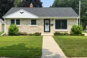 238 Lincoln Dr, West Bend, WI 53095 - Photo 1