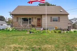 729 Woodlawn Dr, Manitowoc, WI 54220 - Photo 1