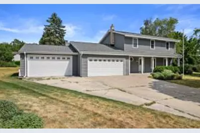 372  Briar Ct, Pewaukee, WI 53072 - Photo 1