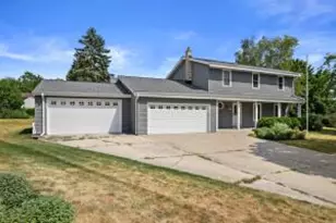 372 Briar Ct, Pewaukee, WI 53072 - Photo 1