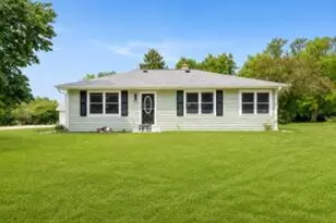 8991 S 29th St, Franklin, WI 53132 - Photo 1