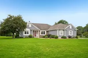 N64W13863 Cobblestone Dr, Menomonee Falls, WI 53051 - Photo 1
