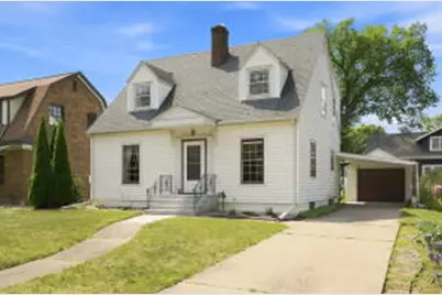 208  21st St, La Crosse, WI 54601 - Photo 1