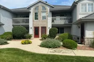 827 Quinlan Dr, Pewaukee, WI 53072 - Photo 1