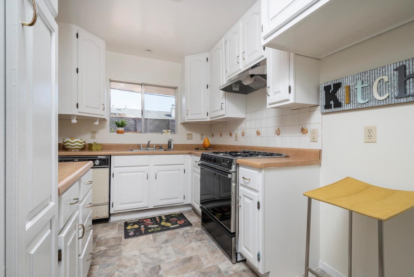 2515 Holland St, San Mateo CA  94403-1639 exterior