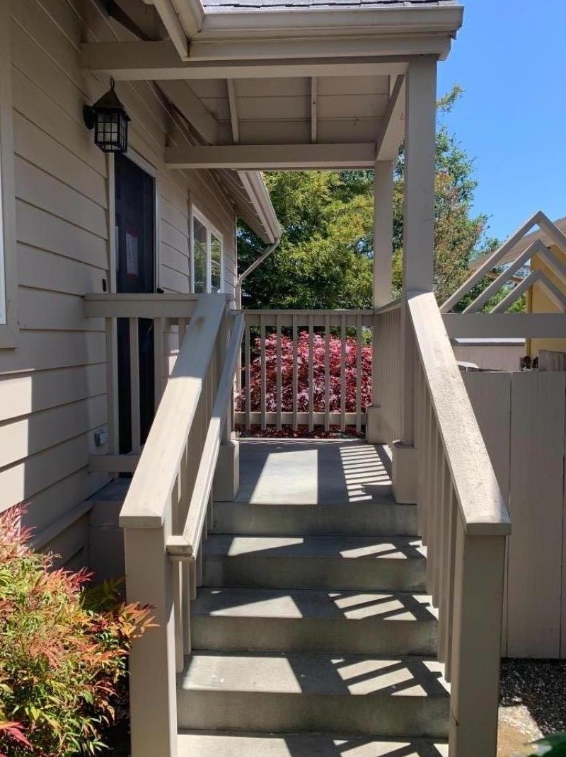 991 Alameda Ave, Monterey CA  93940-4403 exterior