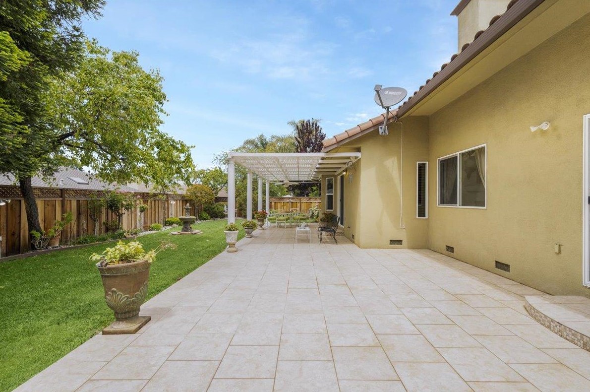 860 Valley Oak Dr, Hollister CA  95023-9155 exterior