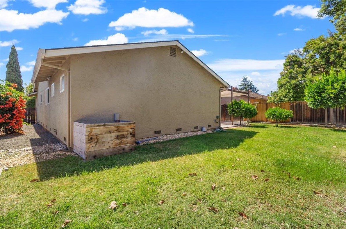4400 Calle De Farrar, San Jose CA  95118-1909 exterior