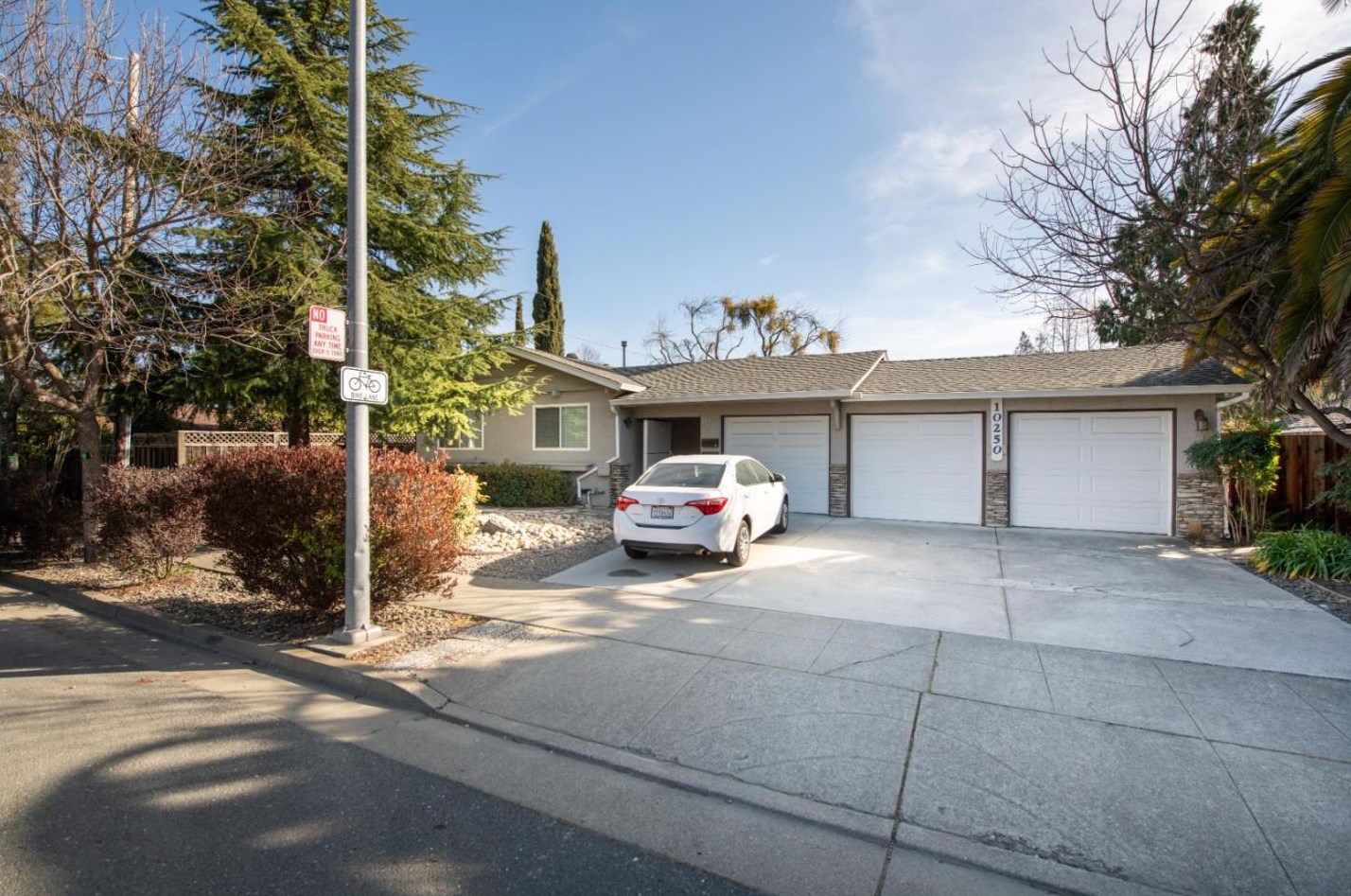10250 Foothill Blvd, Cupertino CA  95014-2687 exterior