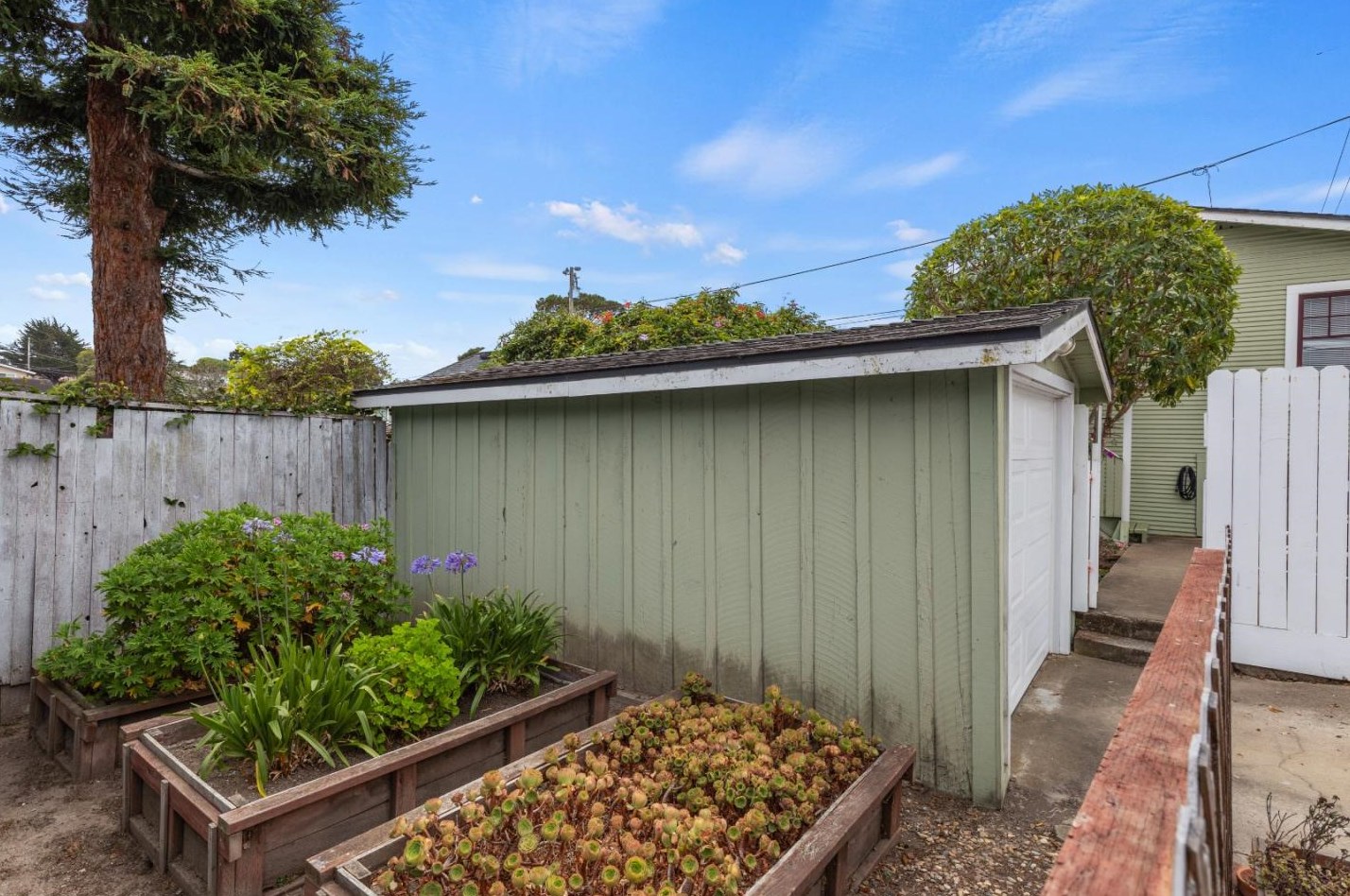 898 Pine St, Monterey CA  93940-1227 exterior