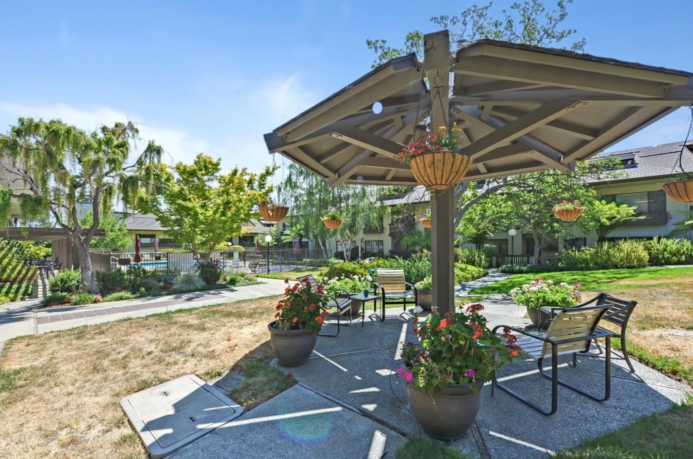 2140 Santa Cruz Ave, Menlo Park CA 94025-6352 exterior