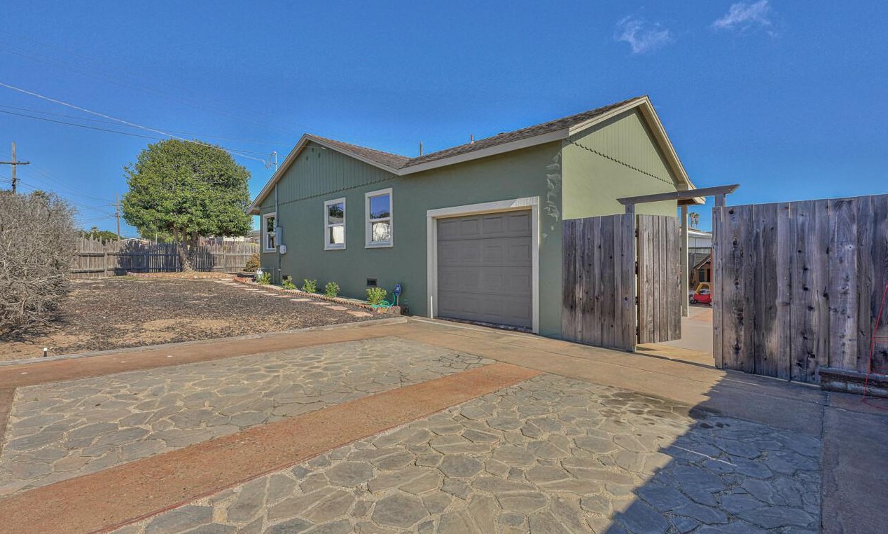 2065 Grandview St, Seaside CA  93955-3204 exterior