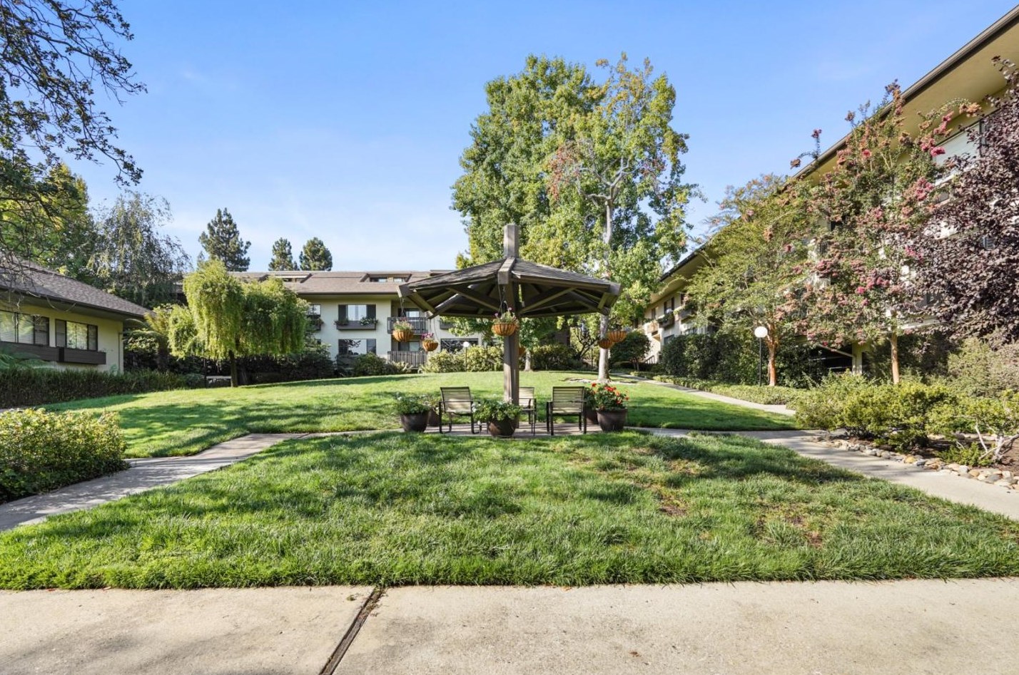 2140 Santa Cruz Ave, Menlo Park CA  94025-6352 exterior