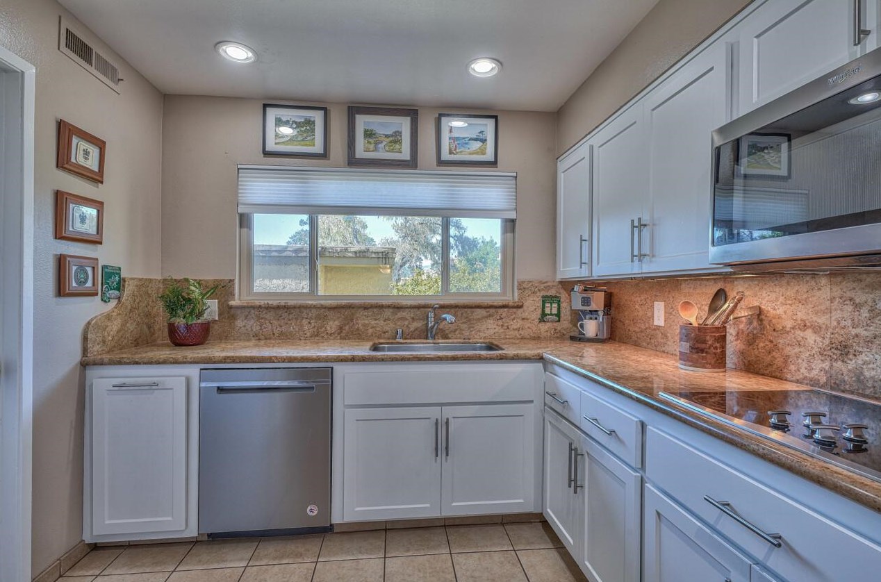 88 Montsalas Dr, Monterey CA  93940-5284 exterior