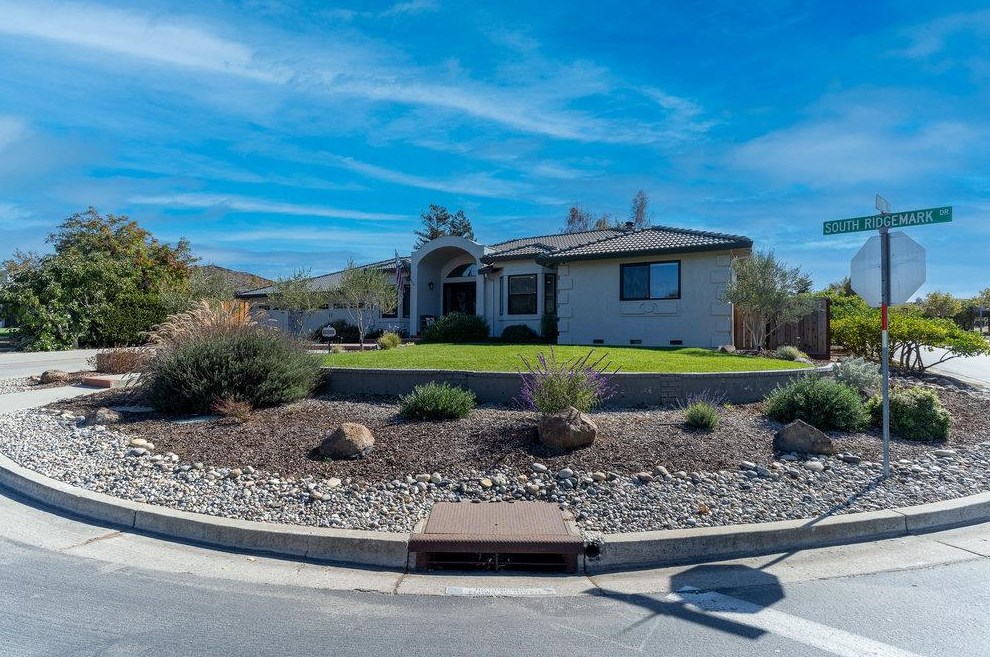 640 Ridgemark Dr, Hollister CA  95023-6457 exterior