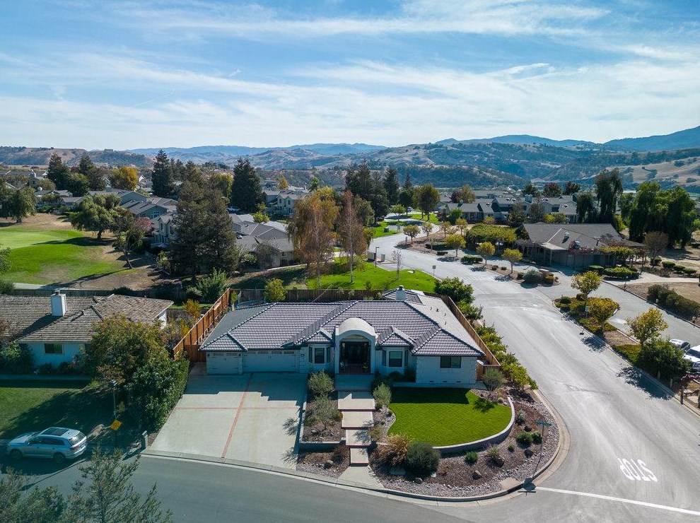 640 Ridgemark Dr, Hollister CA  95023-6457 exterior