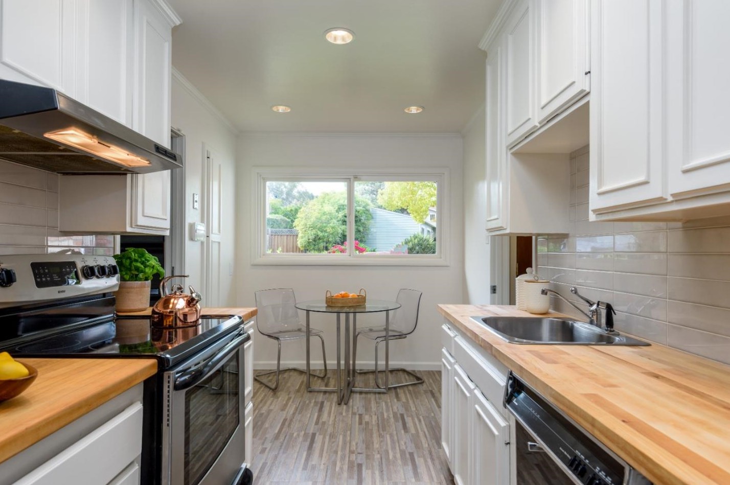 4001 Wilshire Ave, San Mateo CA  94403-4166 exterior