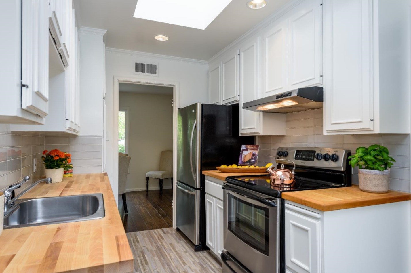 4001 Wilshire Ave, San Mateo CA  94403-4166 exterior