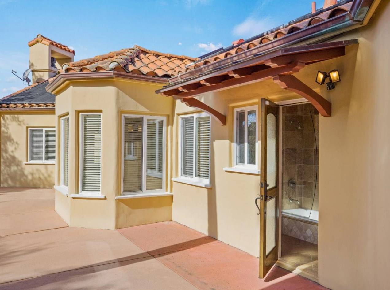 25300 El Camino Nuevo, Monterey CA  93940-6683 exterior
