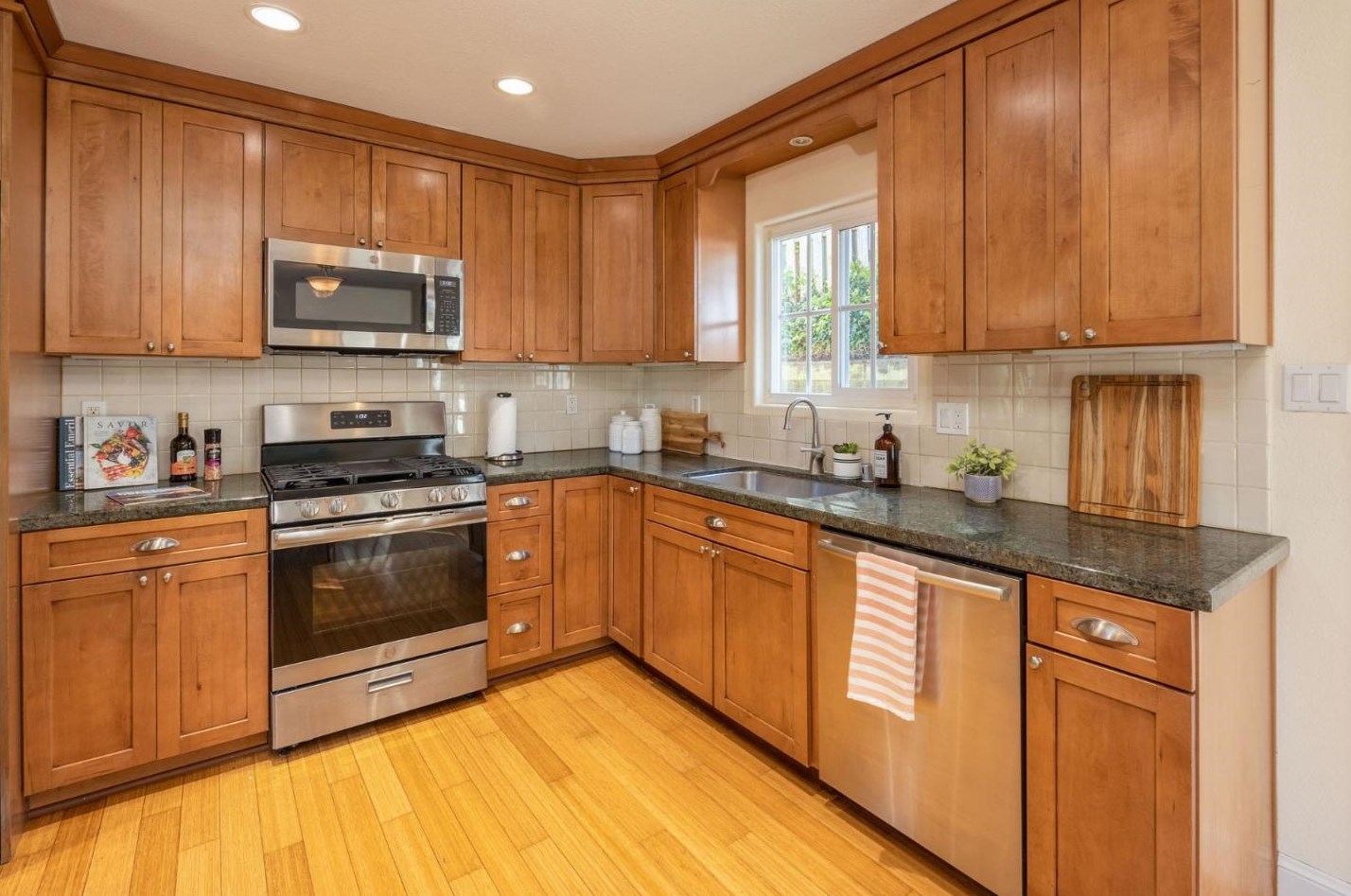 576 7th St, Montara, CA 94037