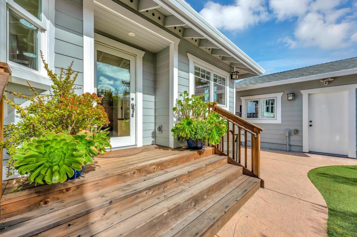 3330 Alameda De Las Pulgas, Menlo Park CA  94025-6561 exterior