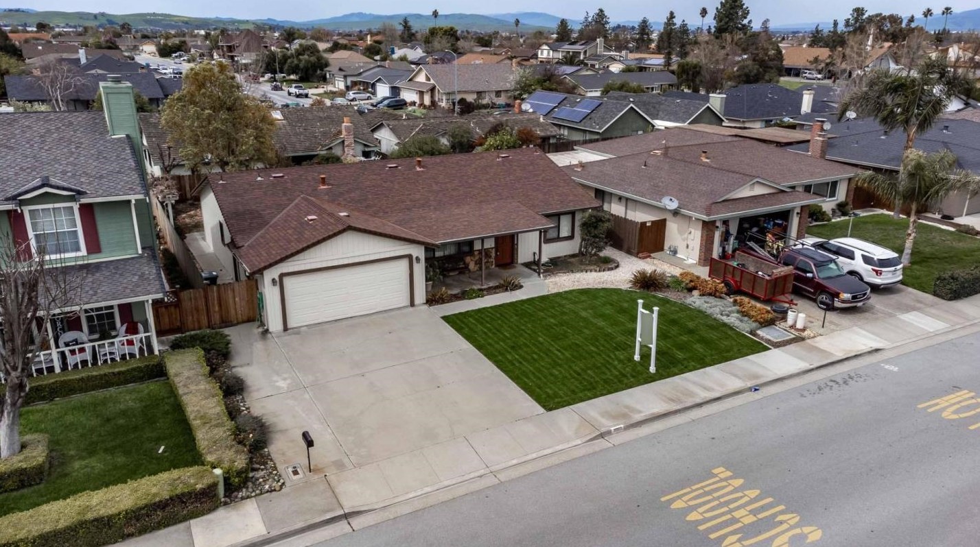 2000 Cerra Vista Dr, Hollister, CA 95023