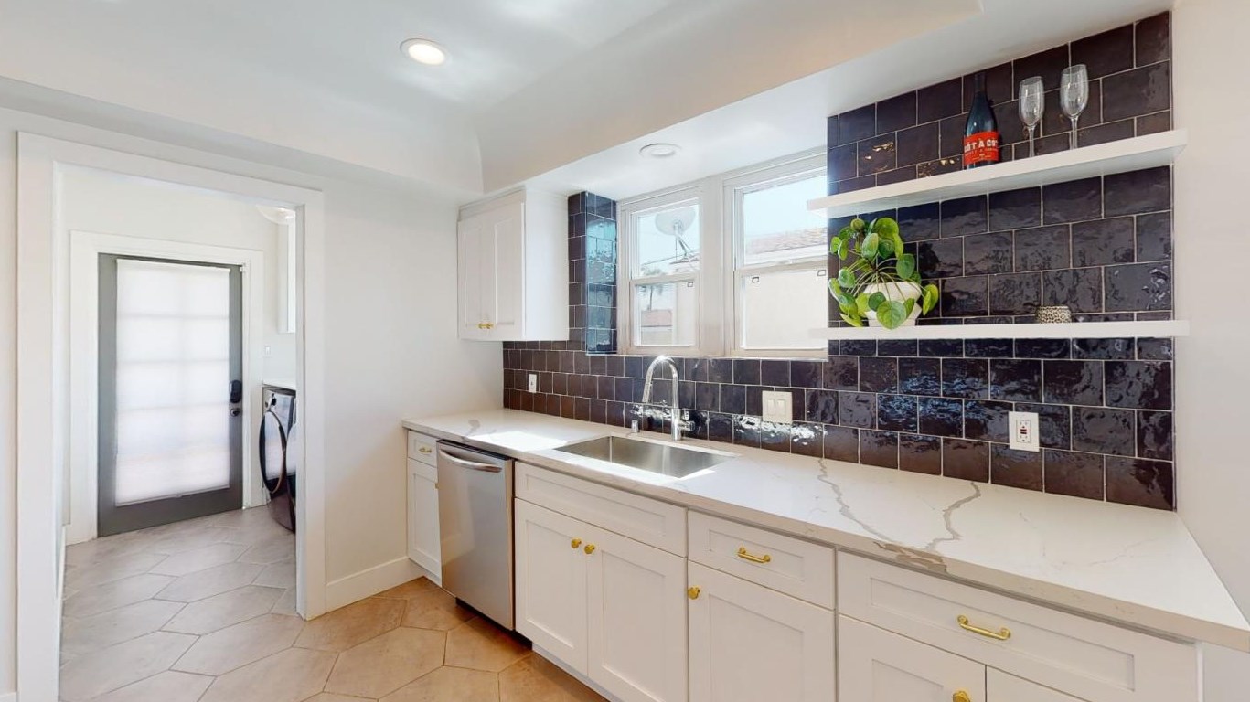 8946 La Salle Ave, Los Angeles CA  90047-3603 exterior