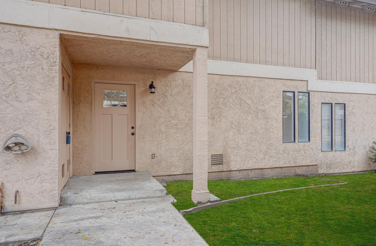 33 Deer St, Salinas CA  93906-4062 exterior