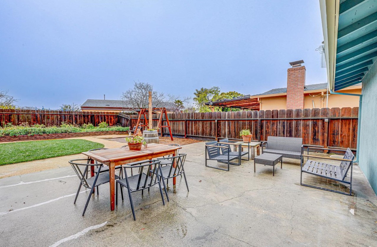 1335 Cherokee Dr, Salinas CA  93906-2622 exterior