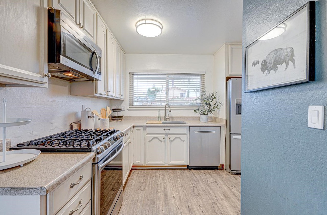 1335 Cherokee Dr, Salinas CA  93906-2622 exterior