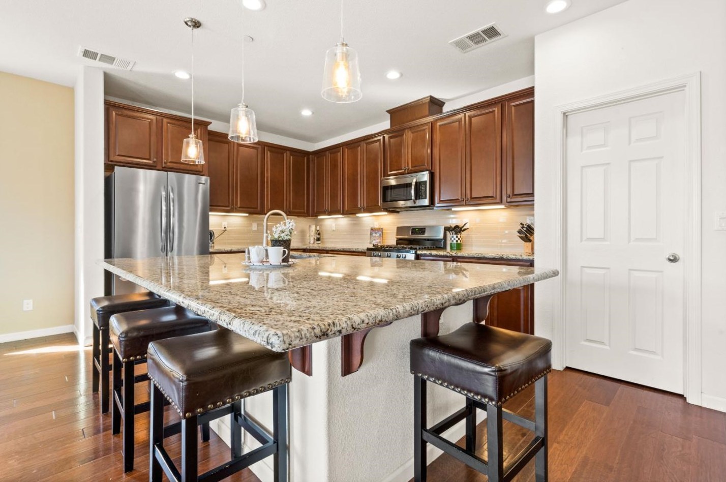 2019 Harry Lorenzo Ave, Woodland CA  95776 exterior