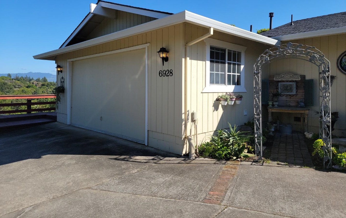 6928 Valle Pacifico Rd, Salinas CA  93907-8949 exterior