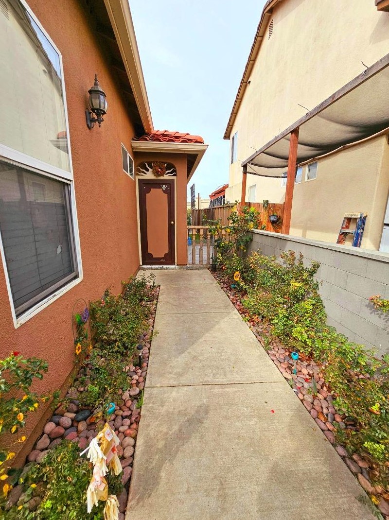1646 Piazza Dr, Salinas CA  93905-2258 exterior