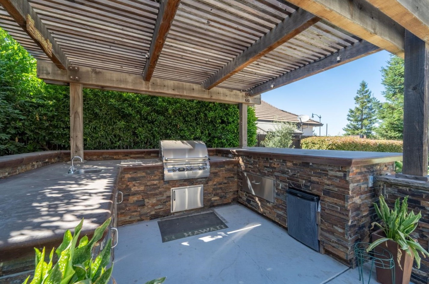 2275 Ravenbrook Ln, Manteca CA  95336-8329 exterior