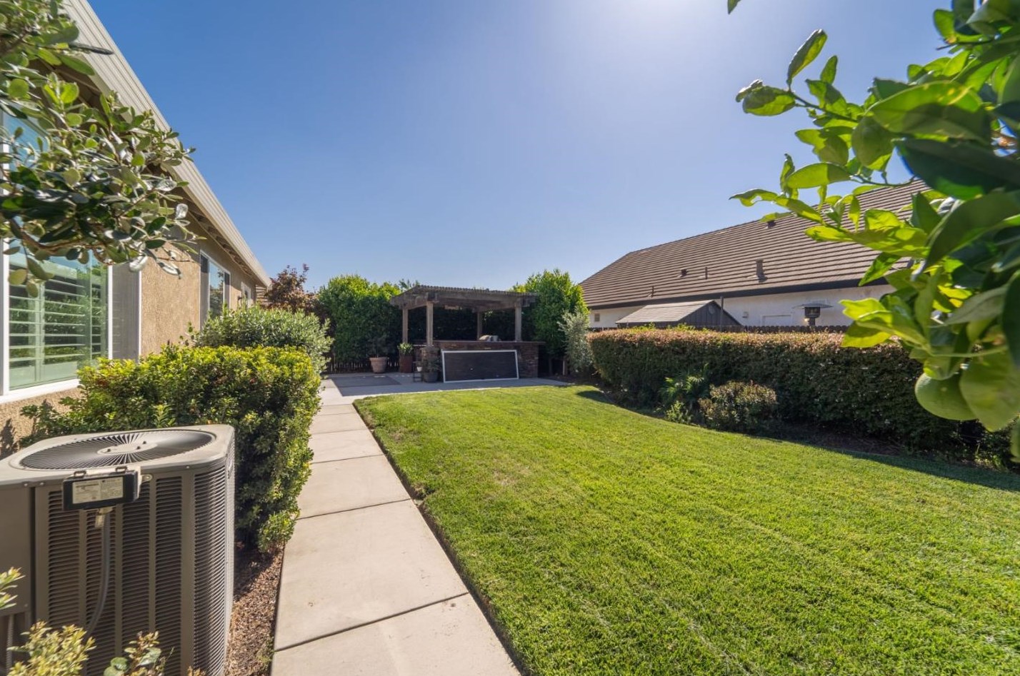 2275 Ravenbrook Ln, Manteca CA  95336-8329 exterior