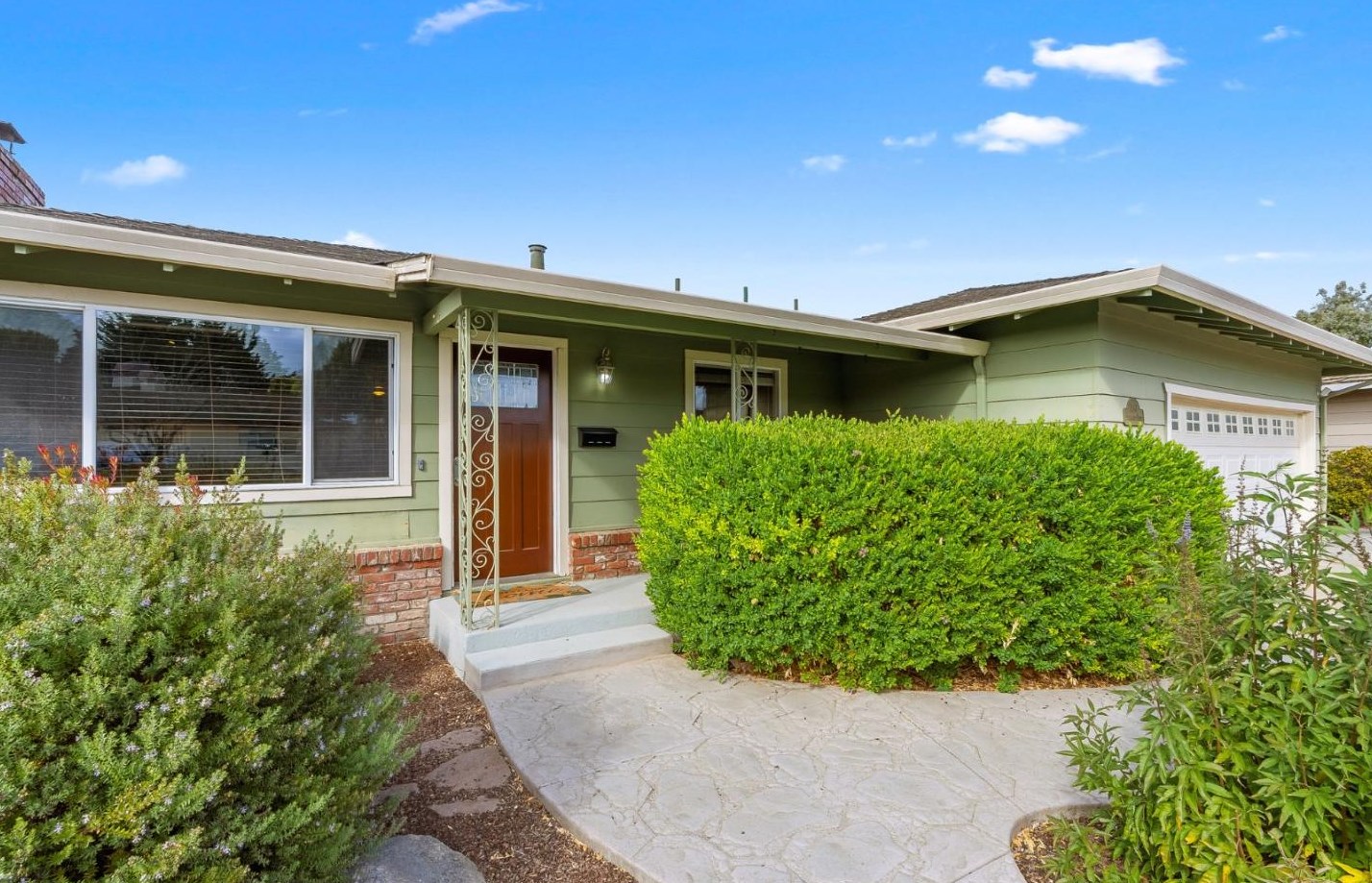 780 Bellarmine Dr, Salinas CA  93901-1109 exterior