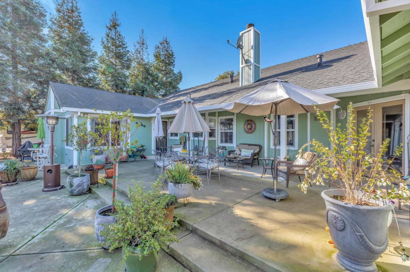 233 Menzel Rd, Hollister CA  95023-9745 exterior